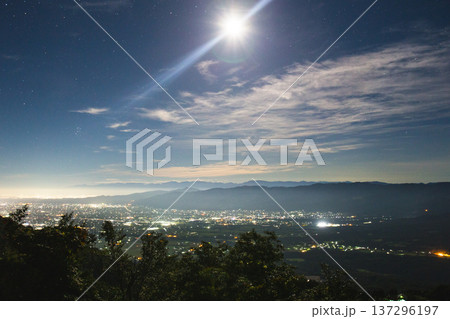 月明かりと星空の街夜景 137296197