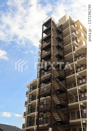 高層マンションと非常階段 137296290