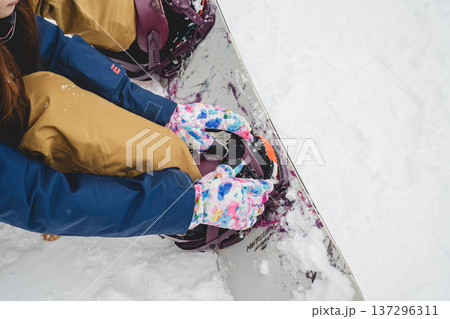 スノーボードをつける女性 137296311