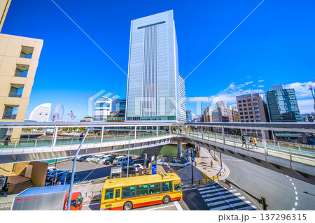 日本の横浜都市景観3月4日。桜木町駅入口交差点や横浜市役所、ロープウェイなど望む 137296315
