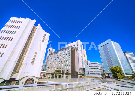 日本の横浜都市景観3月4日。桜木町駅 新南口やランドマークタワー、Hメッツ、横浜市役所などを望む 日本の横浜都市景観3月4日。桜木町駅 新南口やランドマークタワー、Hメッツ、横浜市役所などを望む 137296324