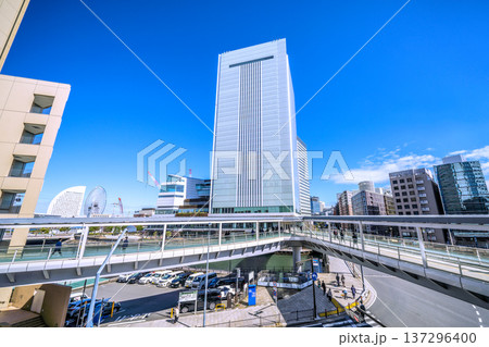 日本の横浜都市景観3月4日。桜木町駅入口交差点や横浜市役所、ロープウェイなど望む 137296400