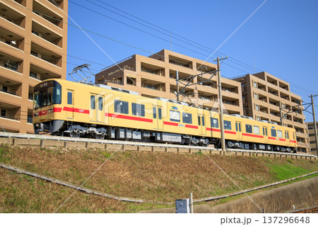 和白駅付近を走行する7050形電車（西鉄） 137296648