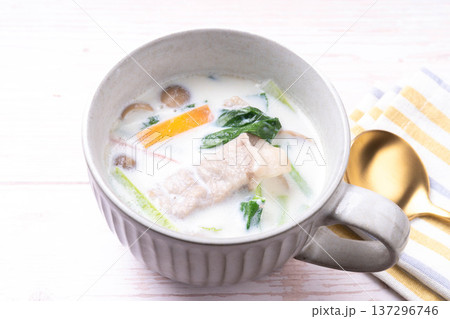 豚と小松菜のミルクスープ 豚と小松菜のミルクスープ 137296746