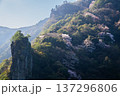 春の陽射しを浴びる奇岩と山桜 137296806