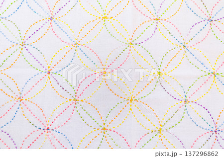 カラフルな七宝つなぎの刺し子ランチョンマット 137296862