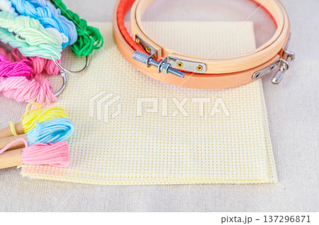 刺繍布と枠と糸 刺繍布と枠と糸 137296871
