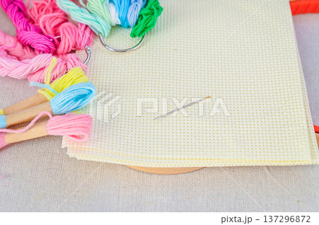 刺繍針と刺繍糸と布 137296872