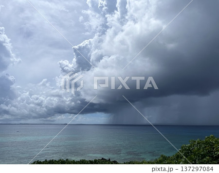 曇りと雨 137297084