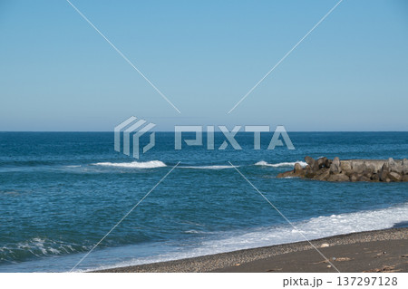 オホーツクの海岸と青い空 137297128