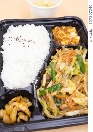 おいしい中華弁当、肉野菜炒め弁当と中華スープ 137297240