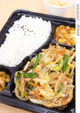 おいしい中華弁当、肉野菜炒め弁当と中華スープ 137297241