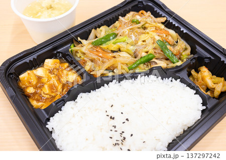 おいしい中華弁当、肉野菜炒め弁当と中華スープ おいしい中華弁当、肉野菜炒め弁当と中華スープ 137297242