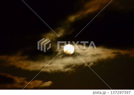 雲の隙間から見える夜空の満月 雲の隙間から見える夜空の満月 137297397