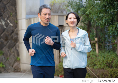 運動する男女 137297612