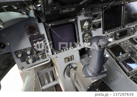 操縦席　コクピット　輸送機の操縦席 137297639