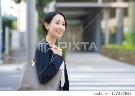 スーツを着たミドル女性 137297688