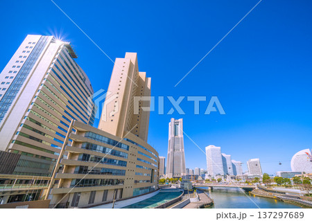 日本の横浜都市景観3月4日。富士ソフトやロープウェイ、横浜ランドマークタワーなど望む 日本の横浜都市景観3月4日。富士ソフトやロープウェイ、横浜ランドマークタワーなど望む 137297689