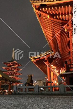 ライトアップされた浅草寺本堂と五重塔 ライトアップされた浅草寺本堂と五重塔 137297758