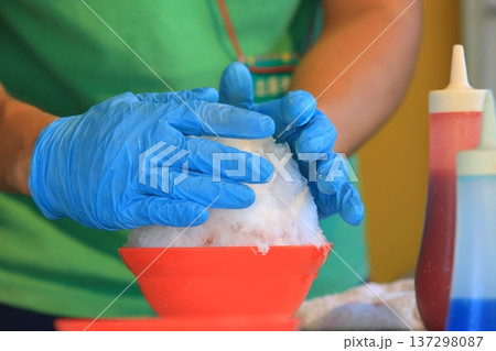 デカ盛りのかき氷　かき氷　 137298087