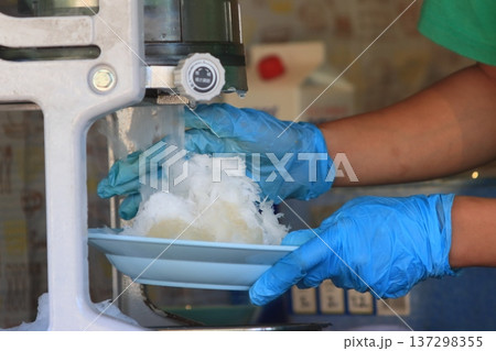 デカ盛りのかき氷　かき氷　シロップたっぷりのかき氷 137298355