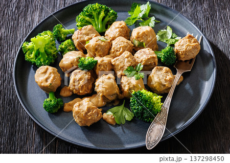 Belgian meatballs in creamy gravy with broccoli and bread Belgian meatballs in creamy gravy with broccoli and bread 137298450