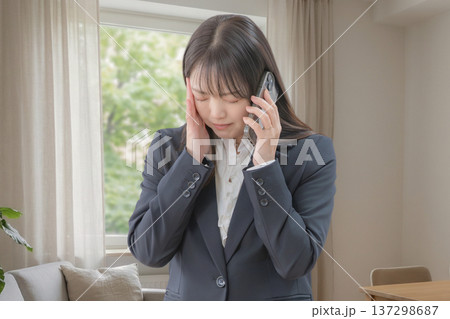 電話対応で悩む働く女性　 137298687