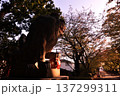 夕日に照らされた神社の狛犬 137299311