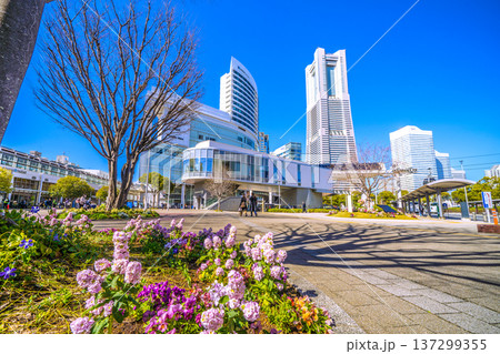 日本の横浜都市景観3月4日。エアキャビンの桜木町駅やヒューリックみなとみらいなどを望む 日本の横浜都市景観3月4日。エアキャビンの桜木町駅やヒューリックみなとみらいなどを望む 137299355
