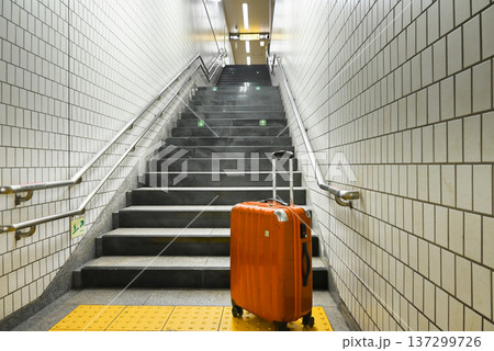 エスカレーターのない駅の階段と下に置かれたスーツケース 137299726