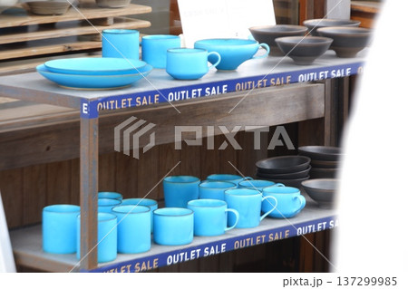 京都清水寺近くの陶器店の青い陶器の数々 京都清水寺近くの陶器店の青い陶器の数々 137299985