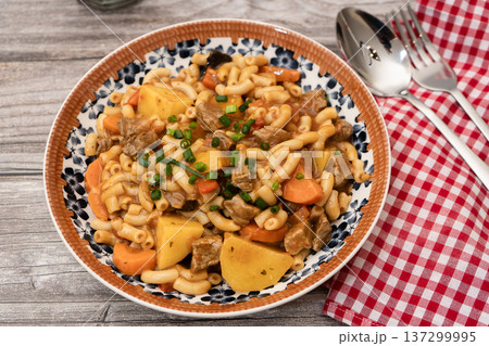 Beef macaroni stew with vegetables and chopped chives 137299995