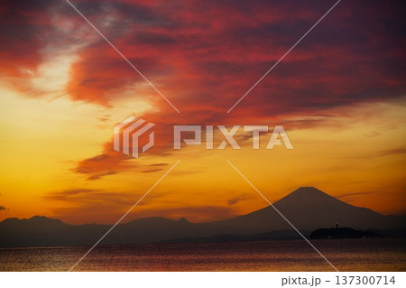 逗子海岸から見た夕焼け 137300714