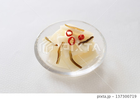 冬に食べたい!大根と塩昆布の漬け物 冬に食べたい!大根と塩昆布の漬け物 137300719