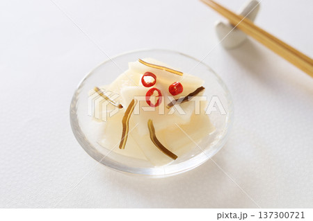 冬に食べたい!大根と塩昆布の漬け物 冬に食べたい!大根と塩昆布の漬け物 137300721
