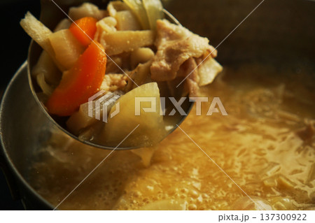 鍋からすくい上げられた豚汁の具材 137300922