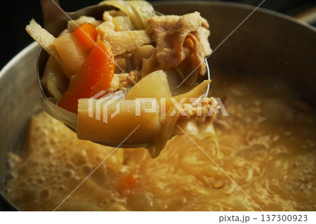 鍋からすくい上げられた豚汁の具材 137300923