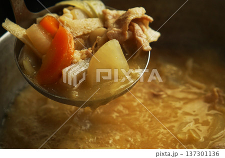 鍋からすくい上げられた豚汁の具材 137301136