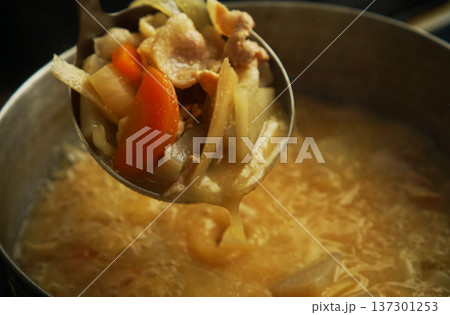 鍋からすくい上げられた豚汁の具材 137301253