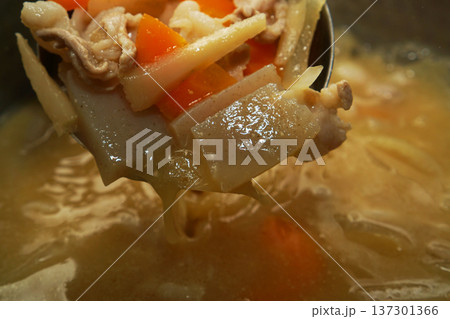 鍋からすくい上げられた豚汁の具材 137301366
