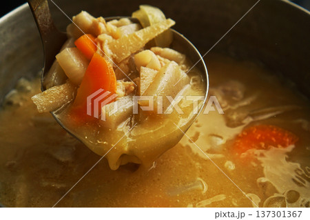 鍋からすくい上げられた豚汁の具材 137301367
