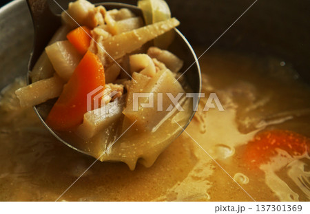 鍋からすくい上げられた豚汁の具材 137301369