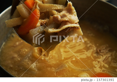 鍋からすくい上げられた豚汁の具材 137301391