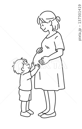 お母さんのお腹を触る子ども 137301419