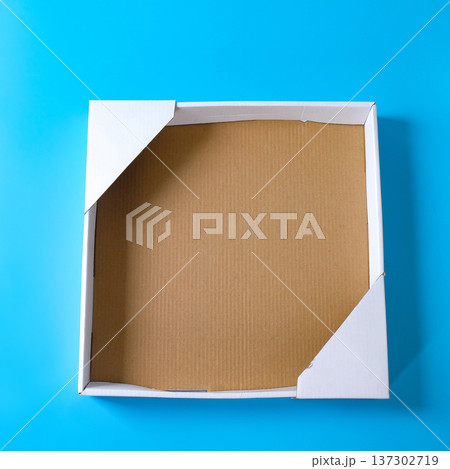Empty cardboard Box on color background.の写真素材 [137302719] - PIXTA