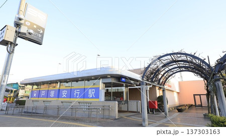 埼玉高速鉄道の戸塚安行駅、3番出口でエスカレーターが設置、エレベーター出口は少し離れた場所に設置 埼玉高速鉄道の戸塚安行駅、3番出口でエスカレーターが設置、エレベーター出口は少し離れた場所に設置 137303163