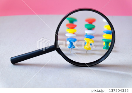 Magnifying glass on push pin over background.の写真素材 [137304333] - PIXTA