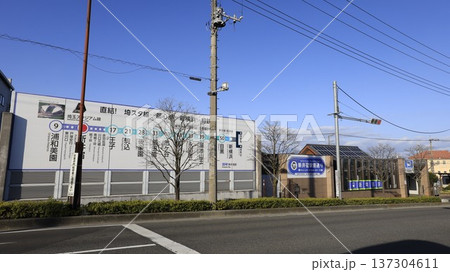 埼玉高速鉄道の新井宿駅、2番出口付近で同社の路線図が広告として描かれている 埼玉高速鉄道の新井宿駅、2番出口付近で同社の路線図が広告として描かれている 137304611