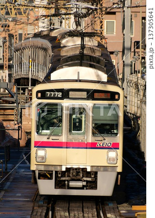 夕日に照らされる京王7000系7722F 夕日に照らされる京王7000系7722F 137305641