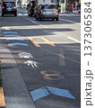 車道の左端に設置された自転車ナビマーク（白色）と自転車ナビライン（青色） 137306584
